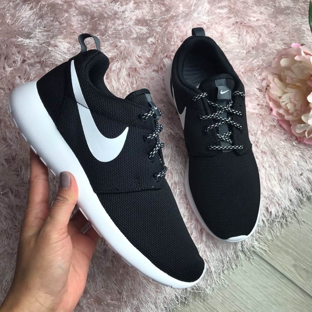 Brand New Nike Roshe One Black/White - Picture 2 of 8